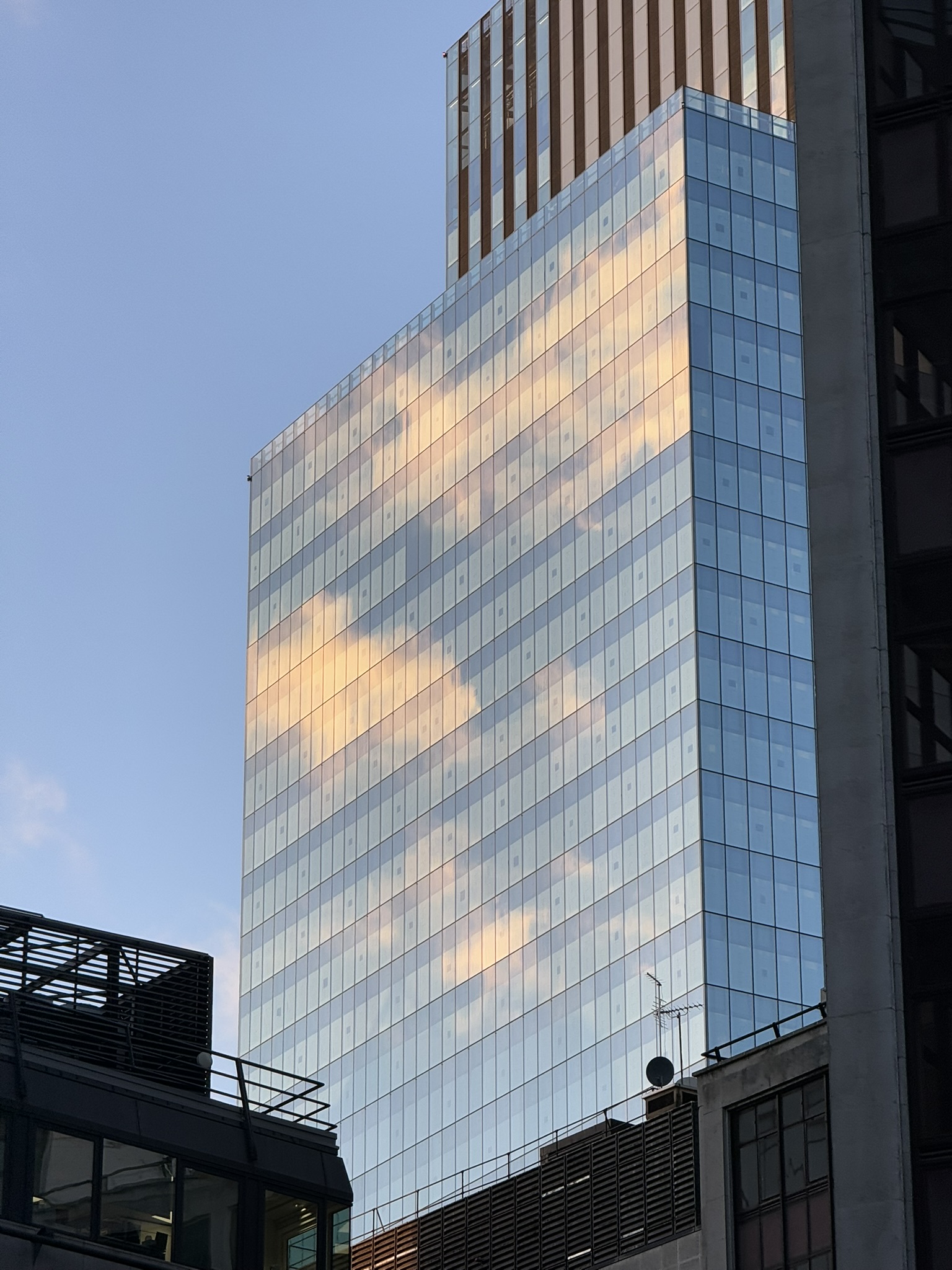 Eine Reflektion der Wolken in einem Hochhaus in London, aufgenommen mit dem iPhone.