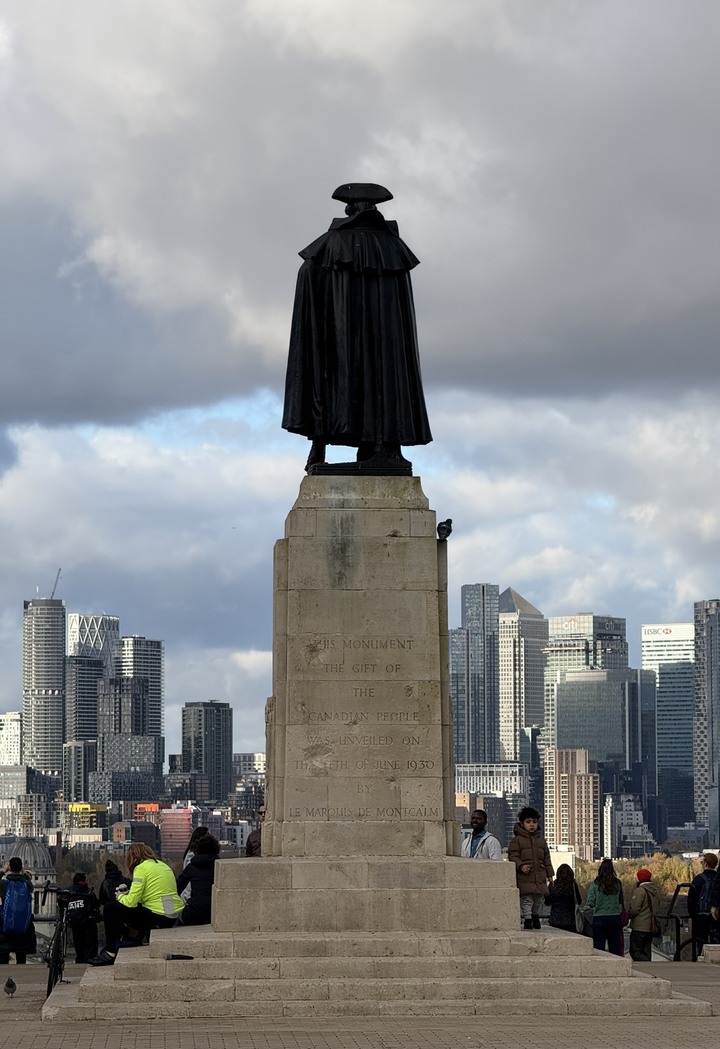 Eine Statue neben dem Royal Observatory in Greenwich überblickt Canary Wharf, aufgenommen mit dem iPhone.